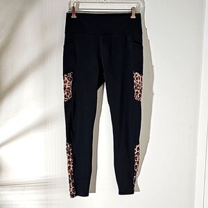 Women's black leggings Animal‎ Print pockets. Excellent condition. Sz large.